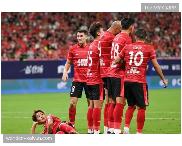 成都蓉城主场对阵西海岸 下半场客队立即调整两人